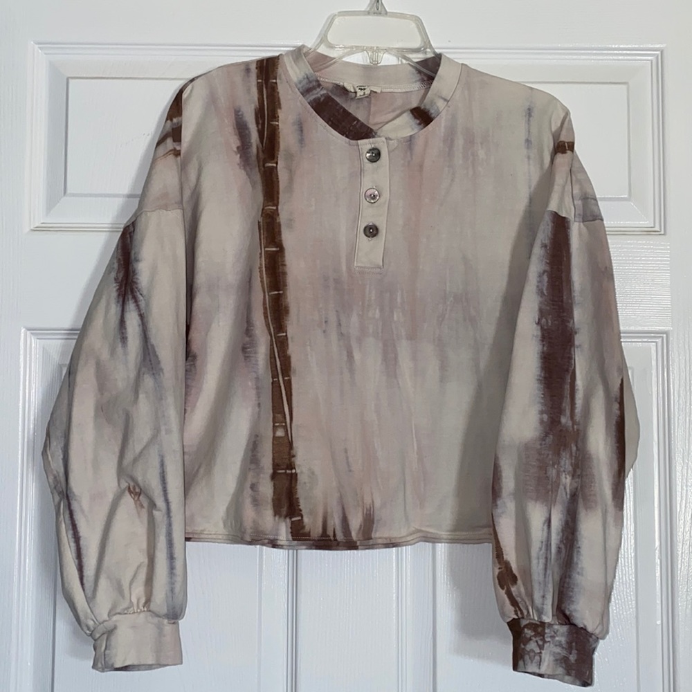Entro Crop Long Sleeve Tye-Dye Shirt